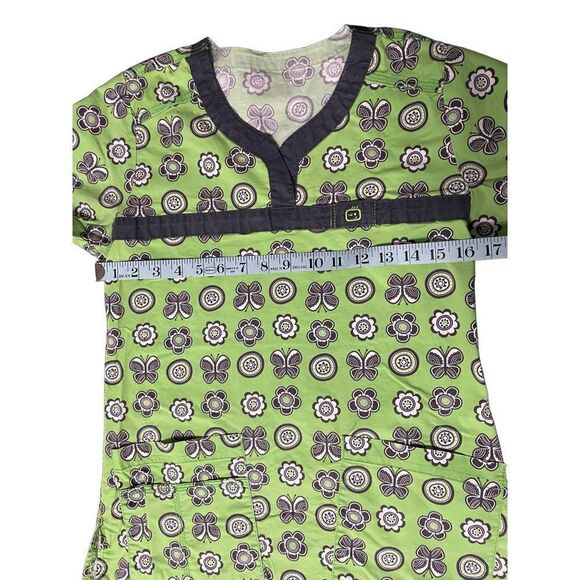 Green and black wonder wink scrub top - Picture 7 of 8